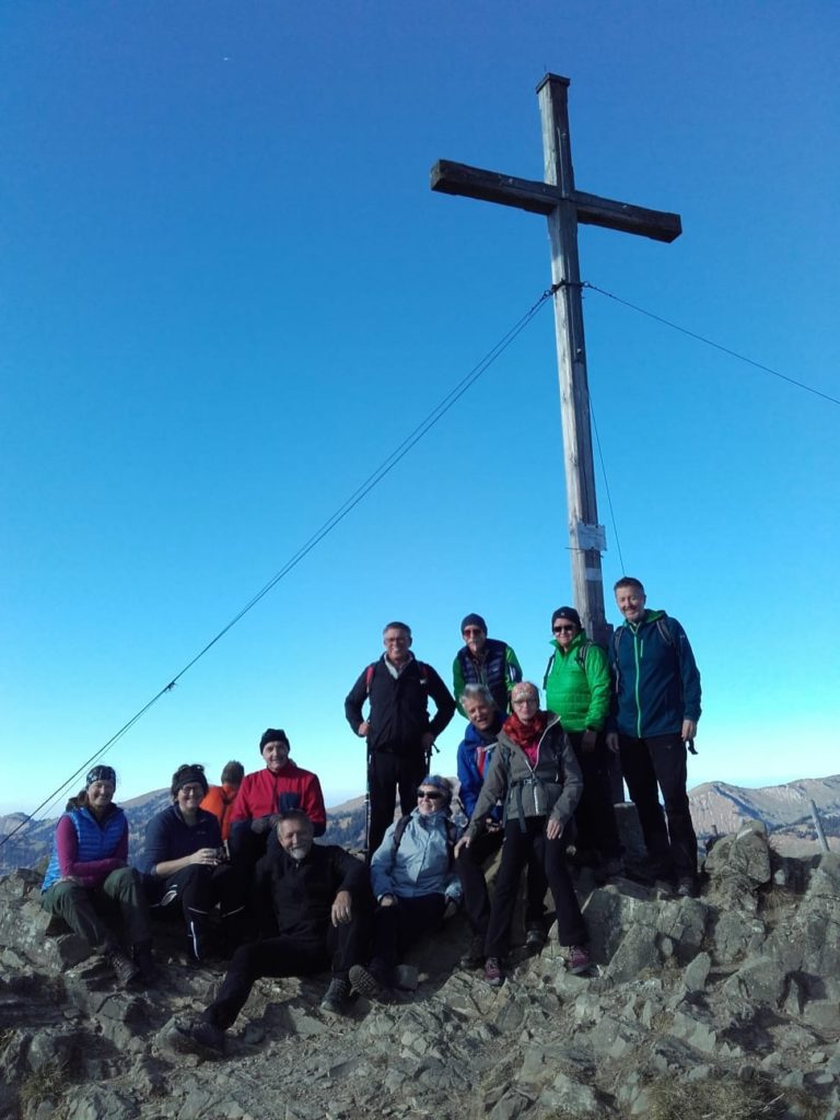 Wandern_Gipfelkreuz-768×1024